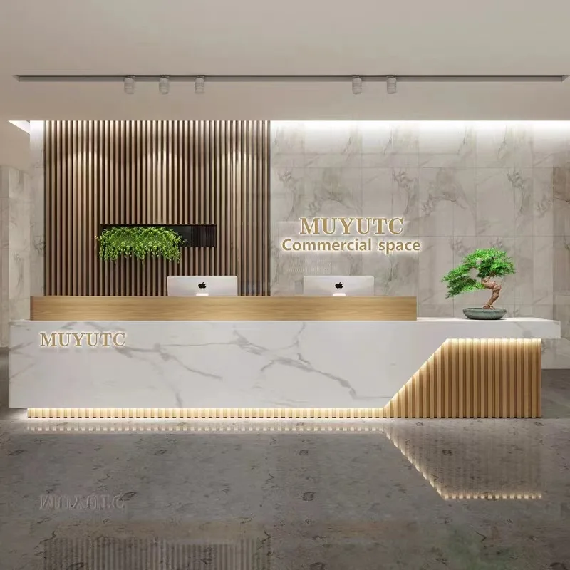 Moderner, einfacher Firmenrezeption, Hotelrezeption, Clubhaus, Kasse aus massivem Holz