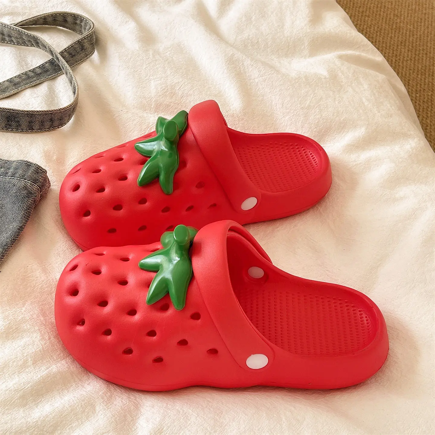 

Cute Strawberry Women's Clogs 2026 New Summer Outdoor Beach EVA Soft Sole Non Slip Closed Toe Sandal Slippers