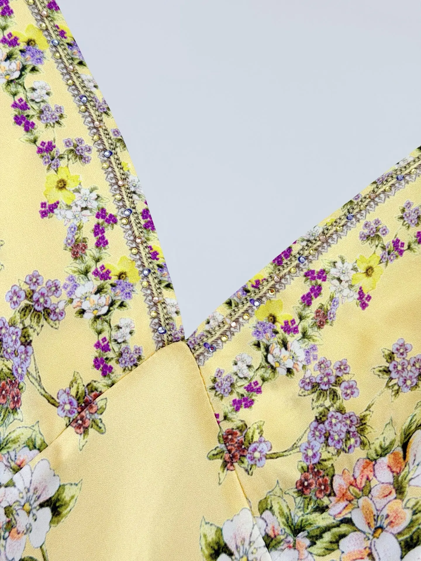 Długa sukienka damska z jedwabiu, z kwiatowym nadrukiem, dekoltem w serek, kryształkami, odkrytymi plecami, trójwymiarowymi kwiatami i ramiączkami.