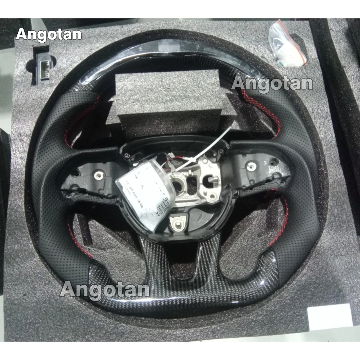 Kierownica LED z prawdziwego włókna węglowego do Dodge Charger Challenger Hellcat 2015-2024, perforowana skóra, kształt D