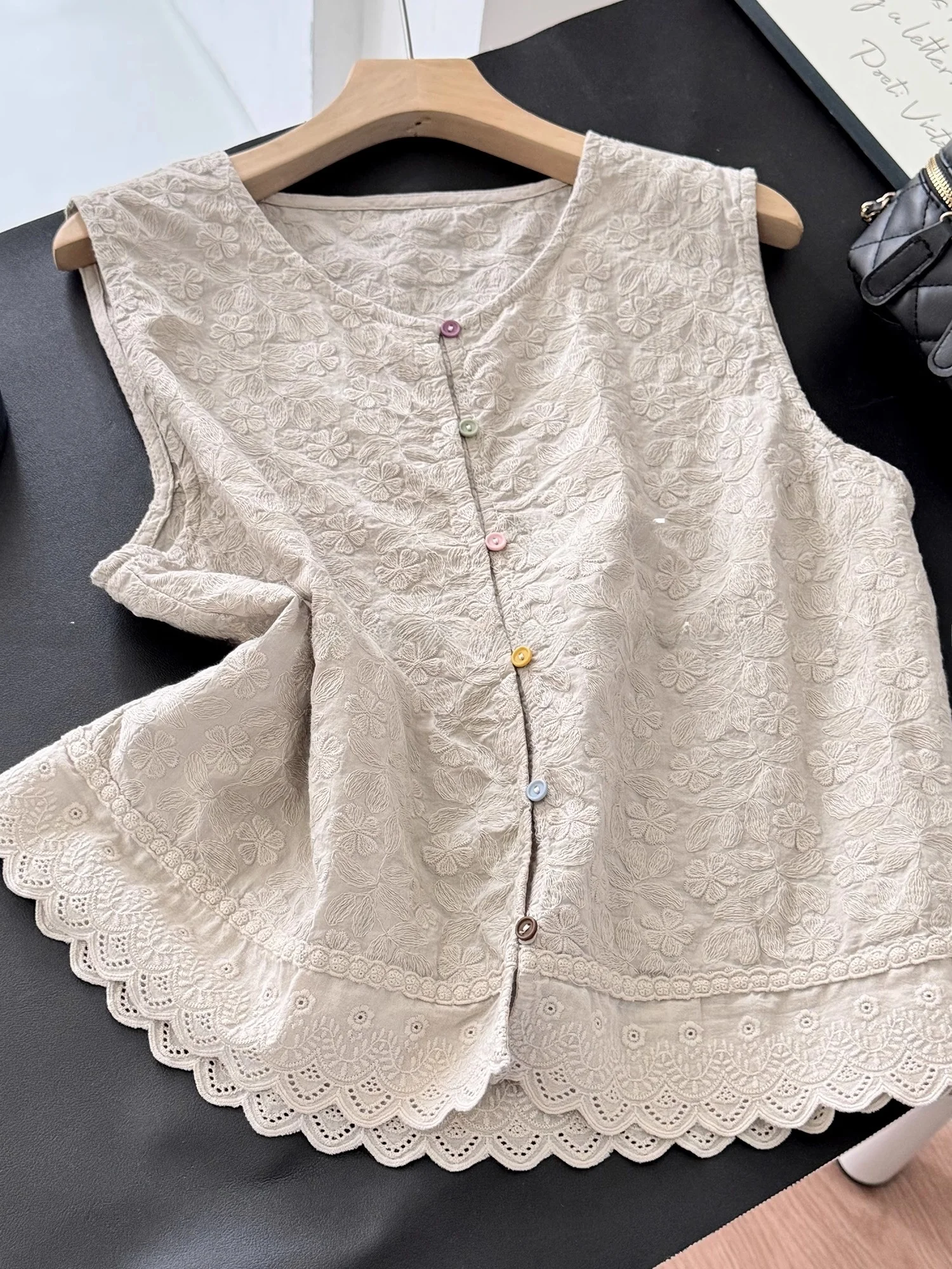 

Retro Floral Embroidery Lace Patchwork Women's Vest Svel Summer Anti-Aging Trendy Cotton Blend Single Button Closure