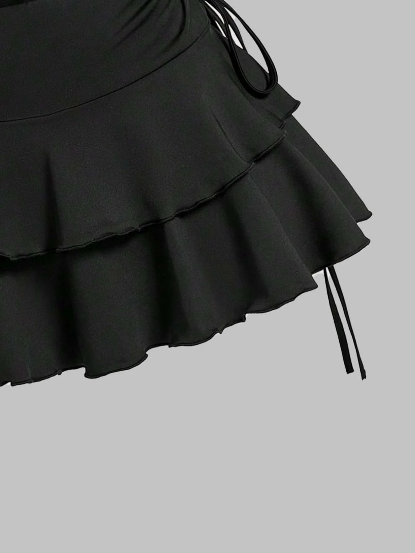 Damen-Set aus einfarbigem, sexy Neckholder-Top und gerüschtem Rock – Detail 3