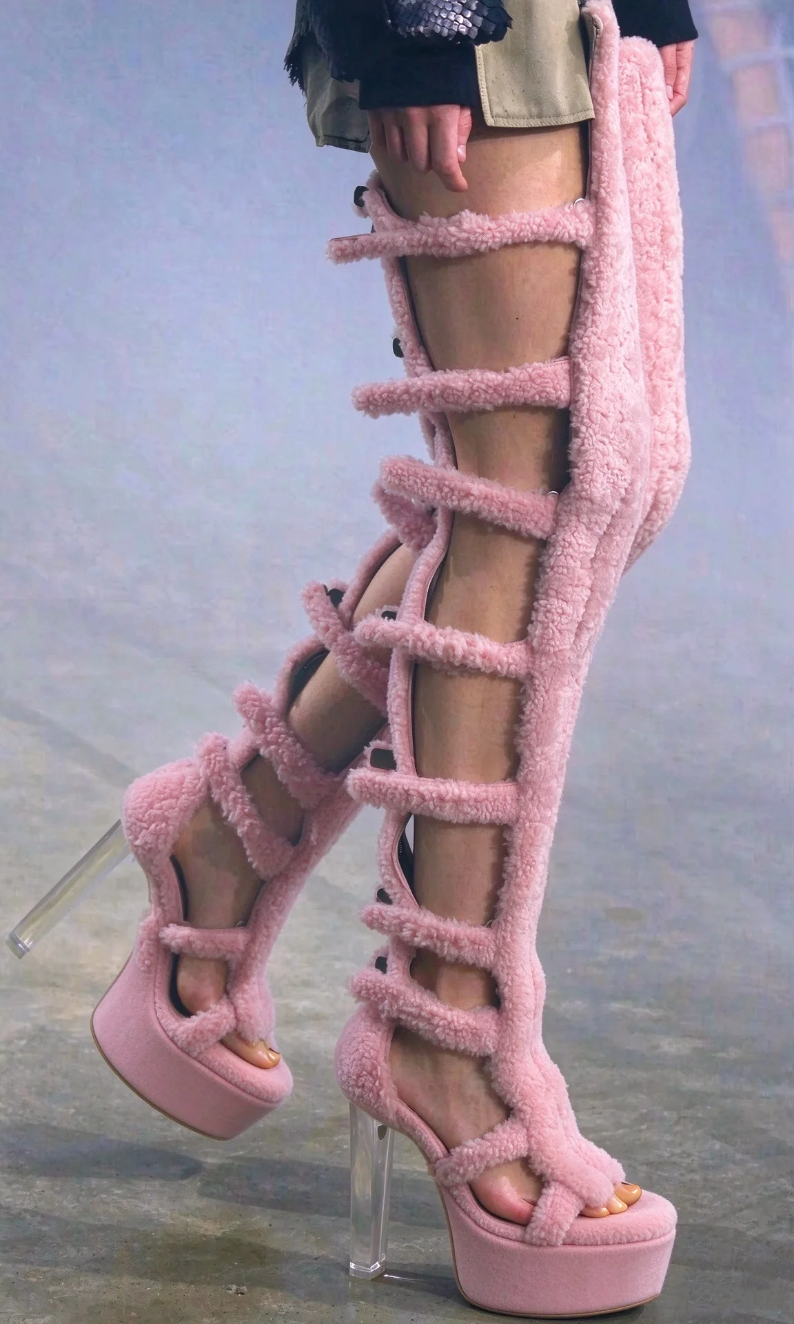 2026 Neue Flauschige Gladiator-Overknee-Sandalen mit Ausschnitten, Stiletto-Absatz und Super-Plateau für Damen, Laufsteg- und Partyschuhe