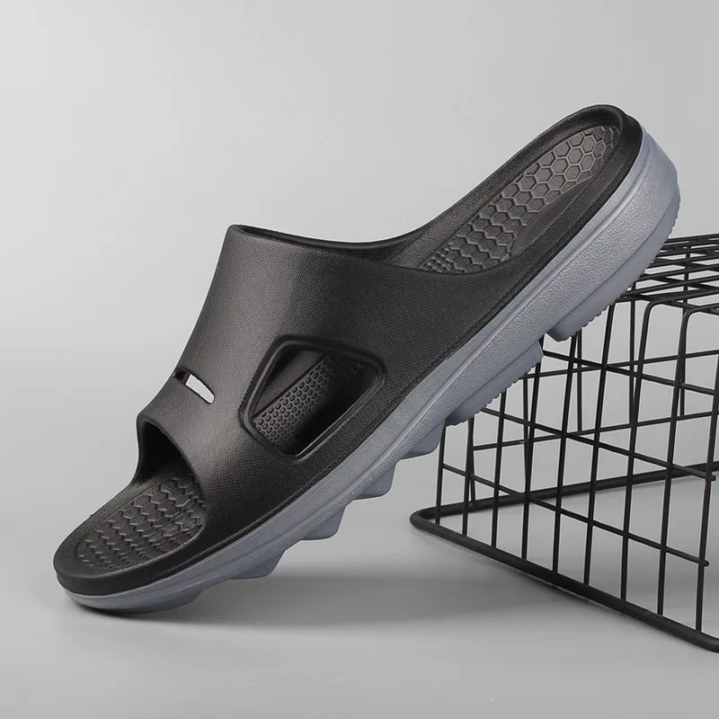 

Простые мужские домашние тапочки 2025 Новые мягкие мужские шлепанцы Уличные нескользящие износостойкие мужские пляжные туфли на толстой подошве 크록스 슬리퍼