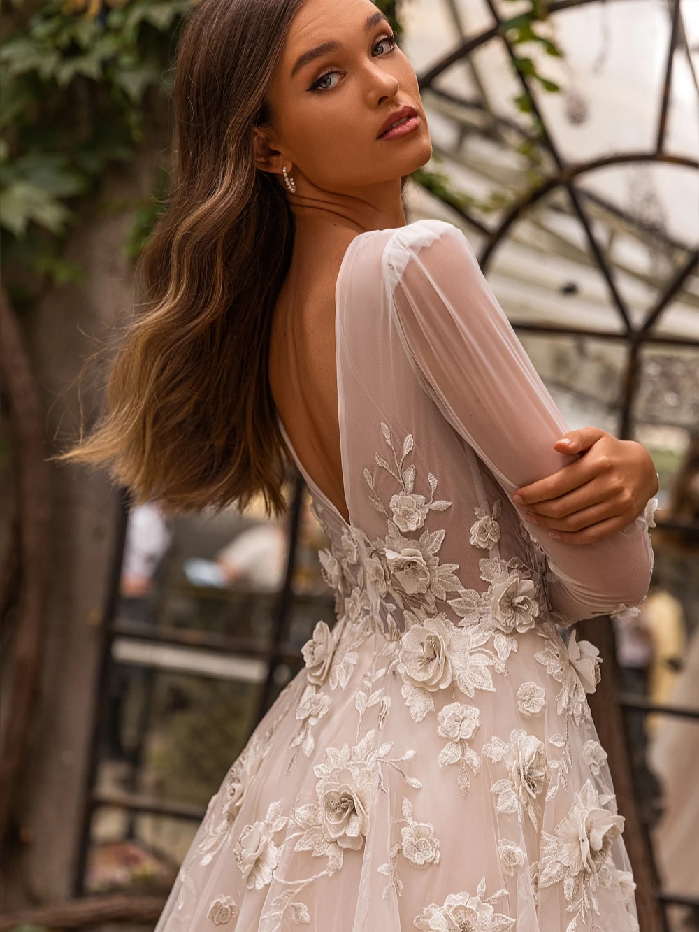 ชุดแต่งงานคอวีลายดอกไม้ 3 มิติ ทำมือ แขนยาวแบบซีทรู  ชุดเจ้าสาวทรงเอไลน์ยาว ปี 2026  รับตัดตามสั่ง