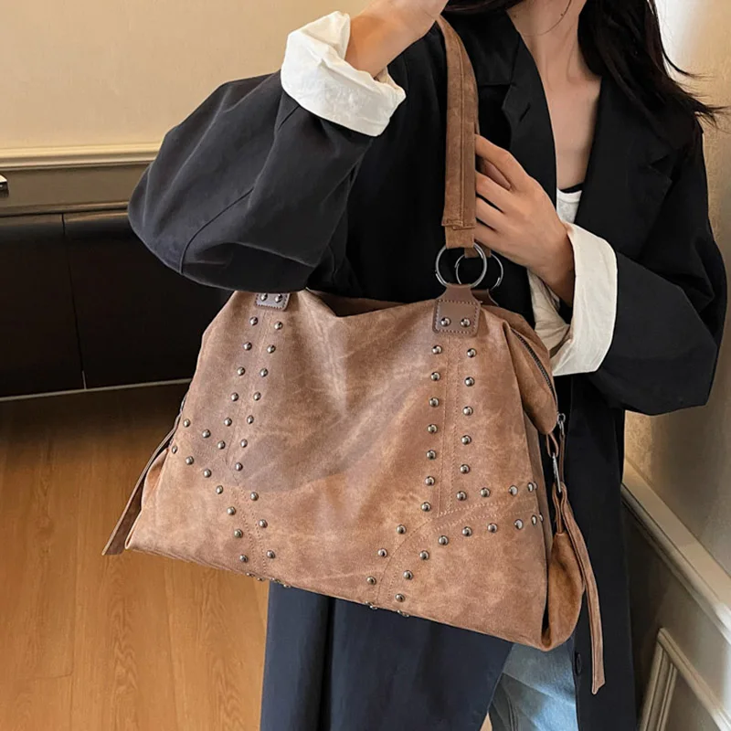 

Женская большая сумка в стиле ретро, сумка из искусственной кожи с заклепками, дизайнерская сумка на плечо, повседневная дорожная сумка-тоут под мышками, новинка 2025, в стиле панк