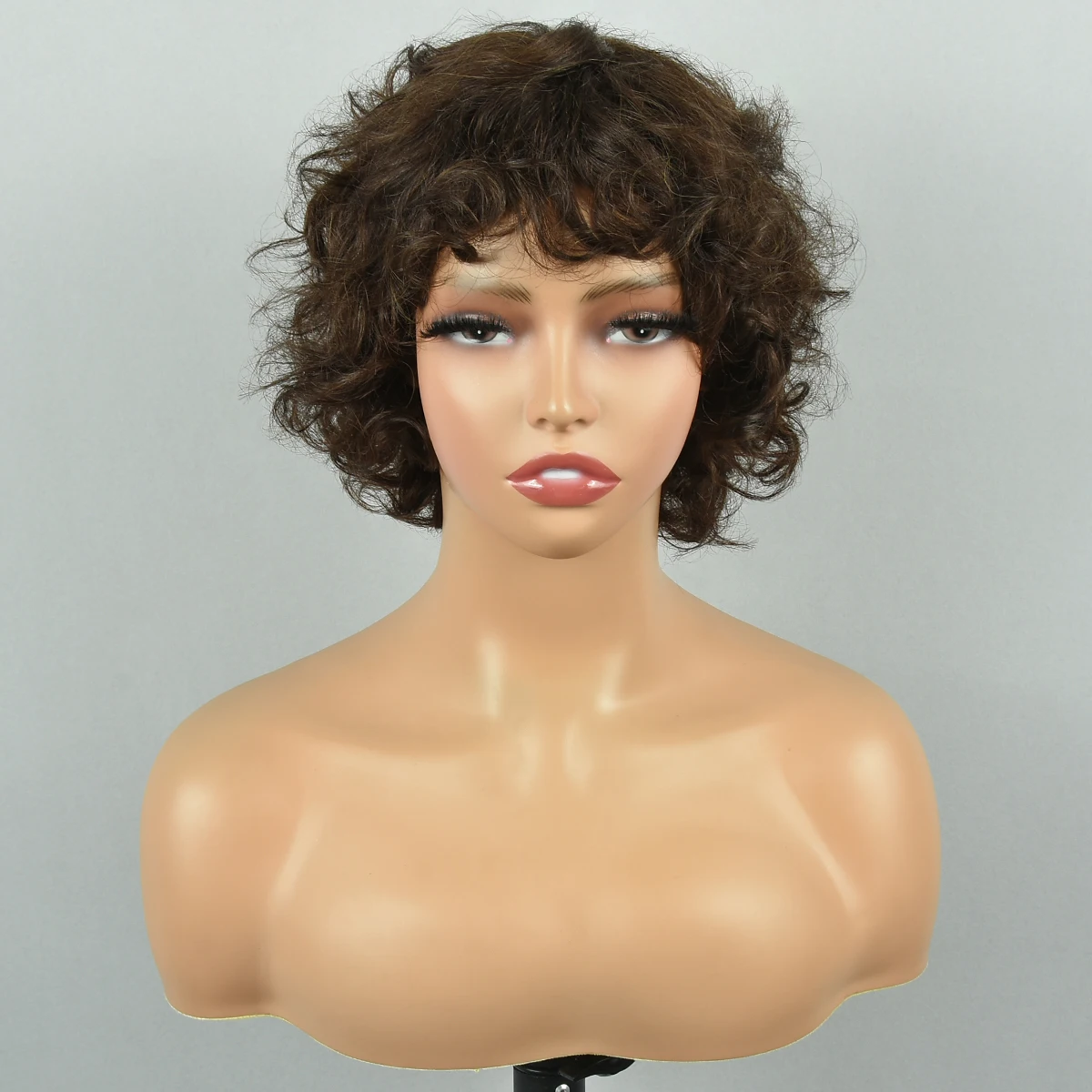 Perruques courtes bouclées marron coupe lutin # 2 perruques de cheveux humains coupe lutin pour les femmes Remy perruques sans colle brun foncé coupe lutin perruques HairUGo