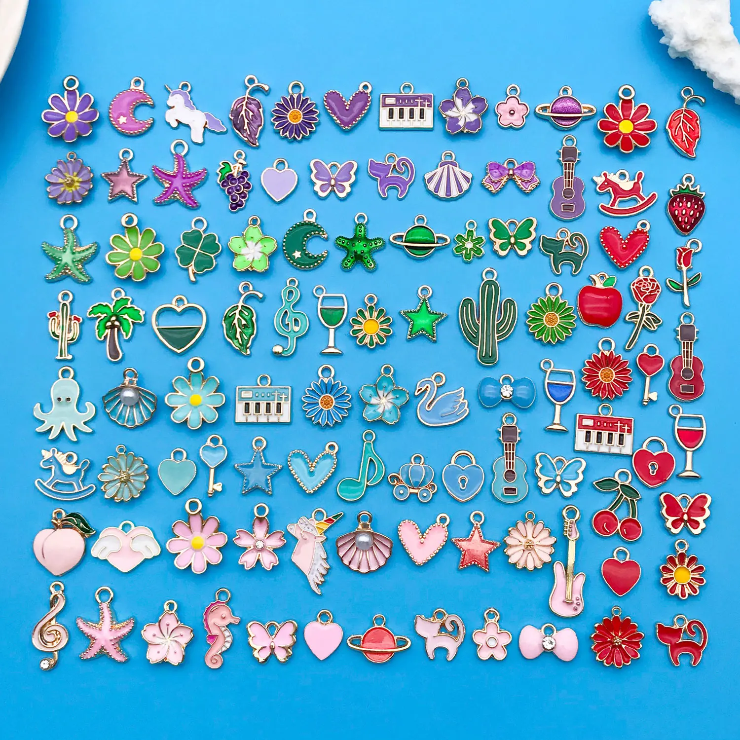 Kit com 100 Pingentes de Liga Esmaltada com Múltiplos Elementos, Ideal para Criação de Colares, Brincos e Chaveiros DIY.