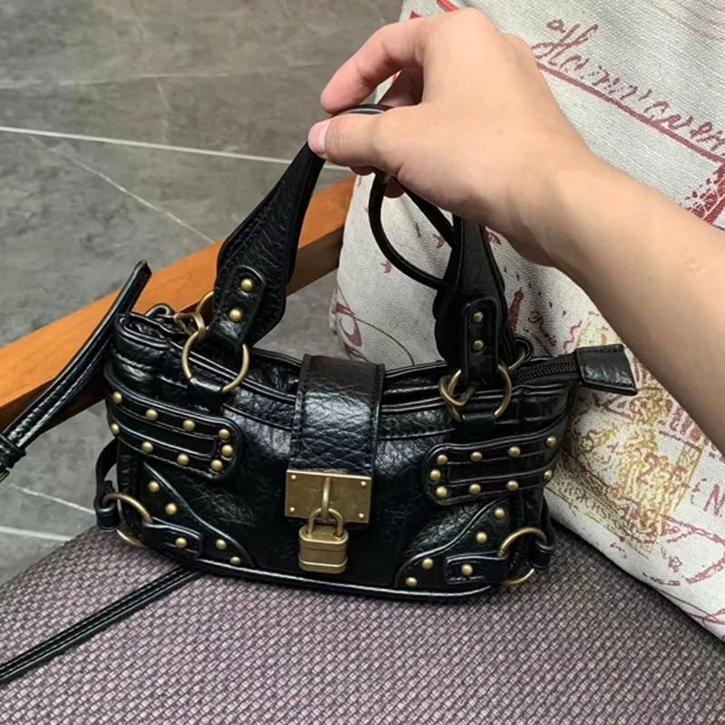 SHELKSBAG المرأة دراجة نارية Crossbody الكتف Y2k المسامير فاسق حقيبة الشارع موضة حقيبة يد صغيرة عالية الجودة حقائب حمل صغيرة