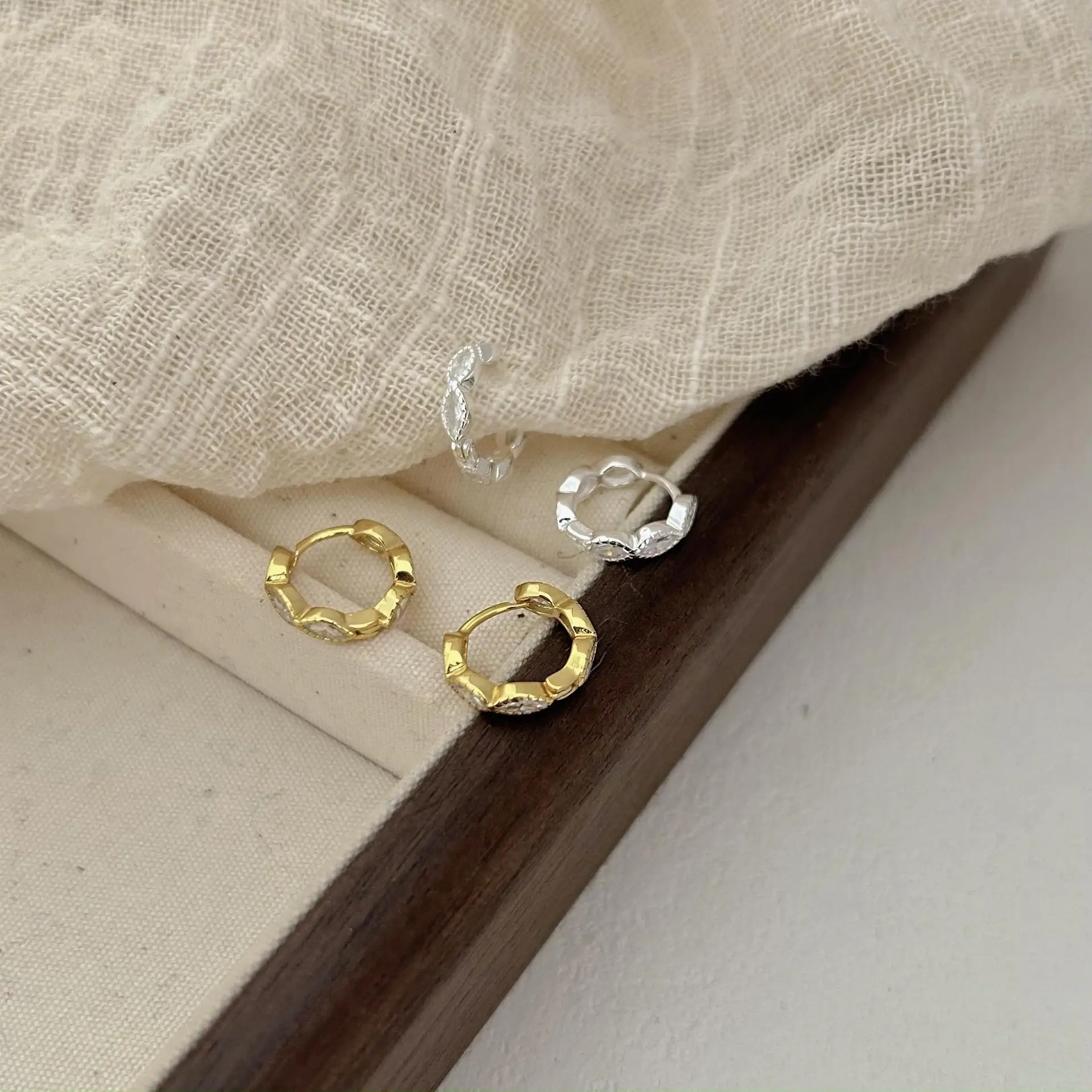 

Серьги из серебра 925 пробы с цирконом, геометрические круглые простые уникальные элегантные ювелирные изделия, женские серьги-гвоздики Pendientes Mujer JHE63