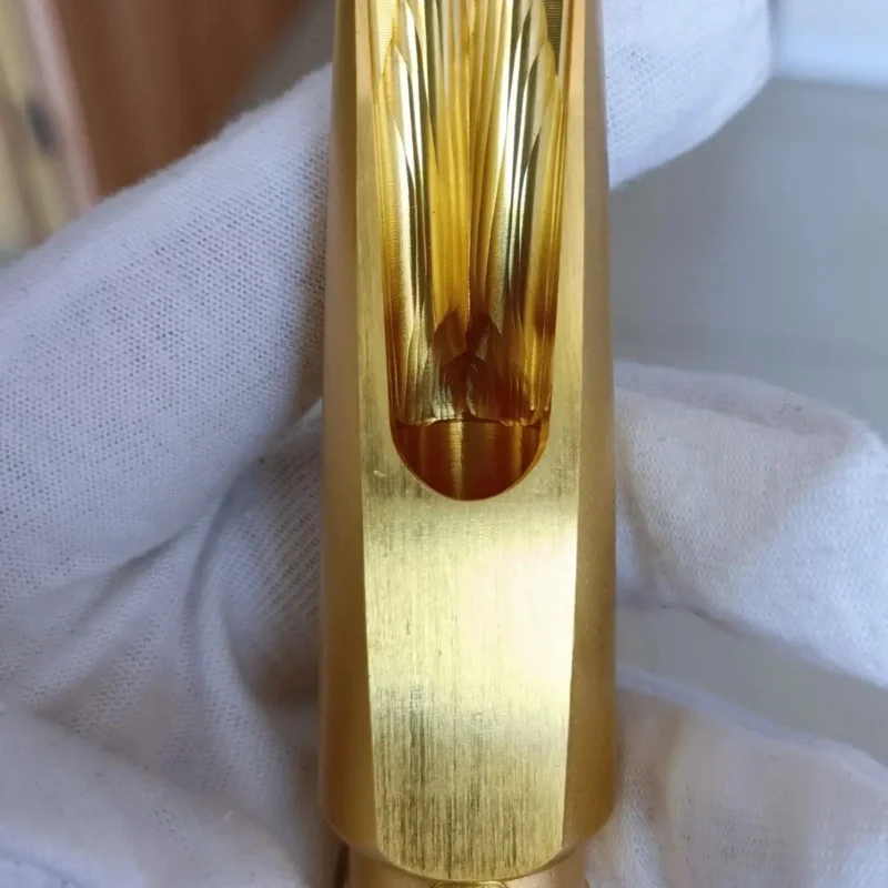 

New saxophone Dragon Beard inner chamber mouthpiece. B♭ tenor, pure copper material, matte finish mouthpiece.