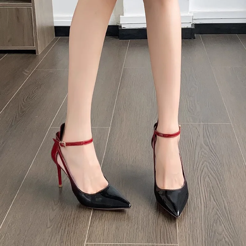 Tacchi alti rossi sfumati sexy, nuovi sandali con tacco sottile estivi 2025, scarpe da donna sottili con punta a punta alla moda per la festa