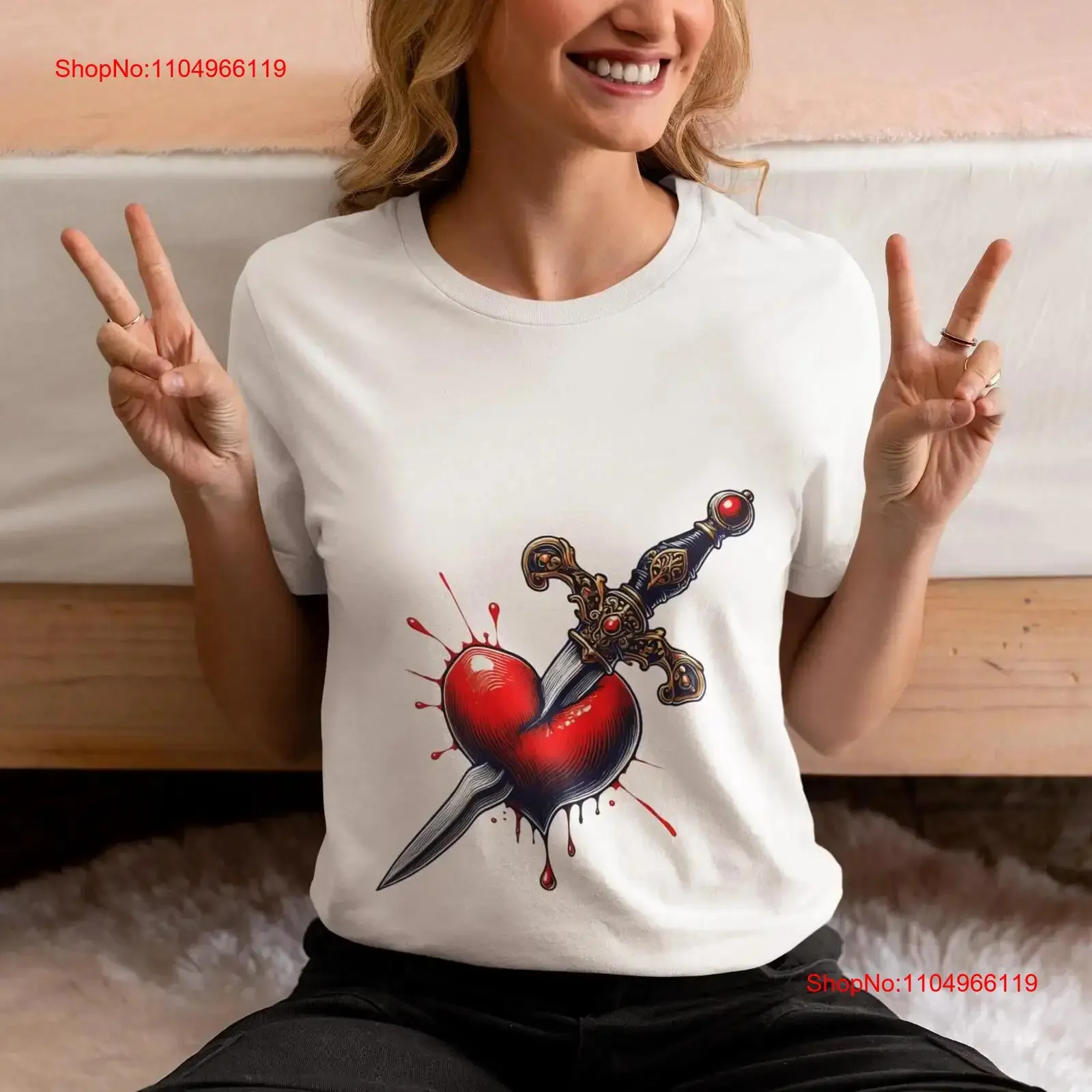 T-shirt de tatouage gothique avec Piercing d'épée orné, Design de cœur rouge, symbolisme de rupture de cœur, nouveauté, haut romantique vintage pour la saint-valentin