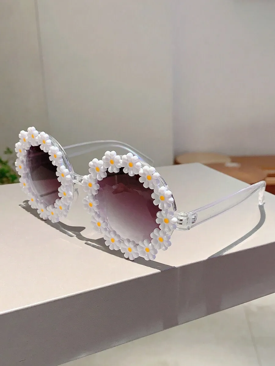 

Oversized Round Fashion Sunglasses With Daisy Flower Embellishment For Women