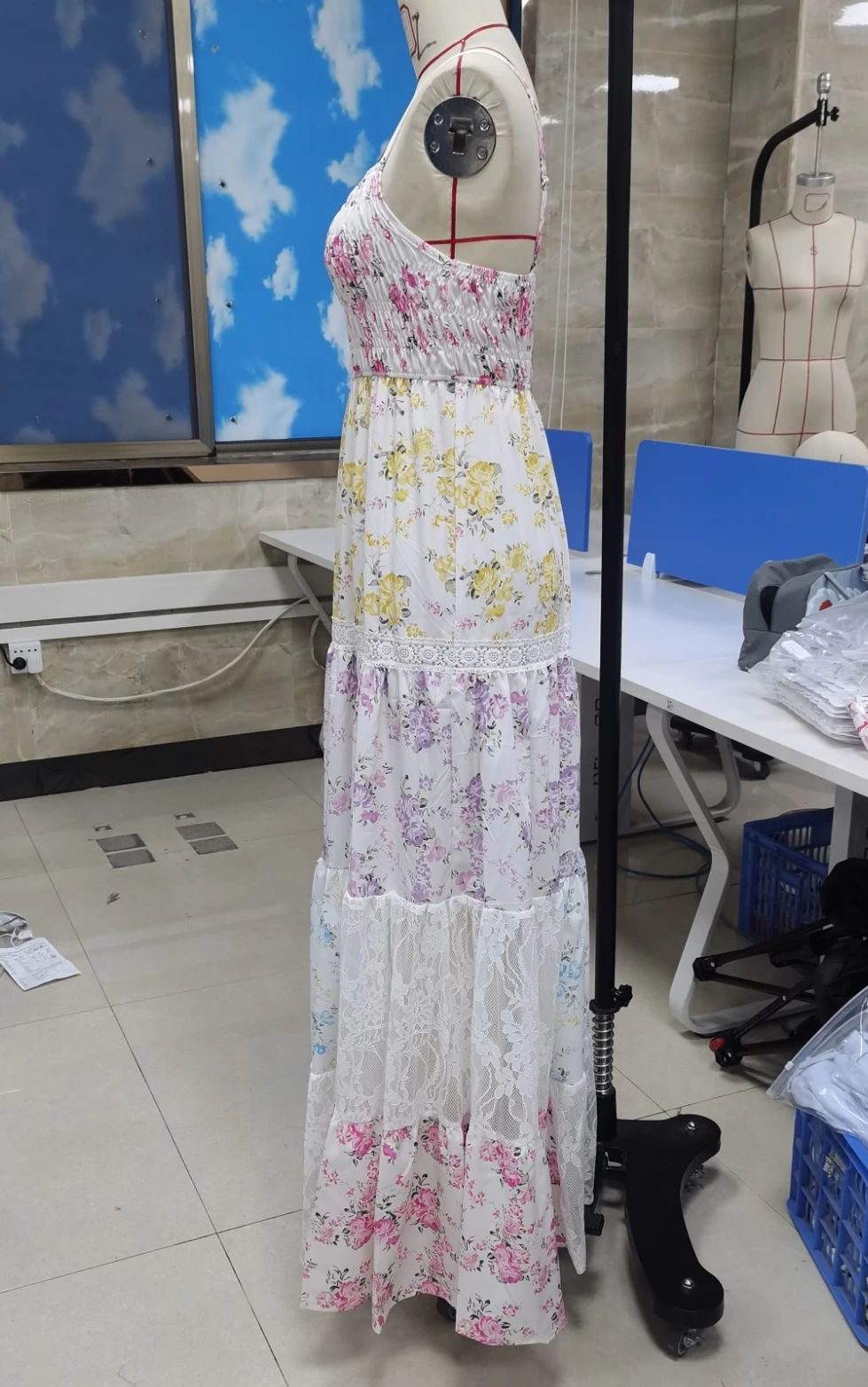 Abito fluido da donna con stampa floreale estiva, senza maniche, senza schienale, patchwork di pizzo, increspato, lungo, per le vacanze quotidiane