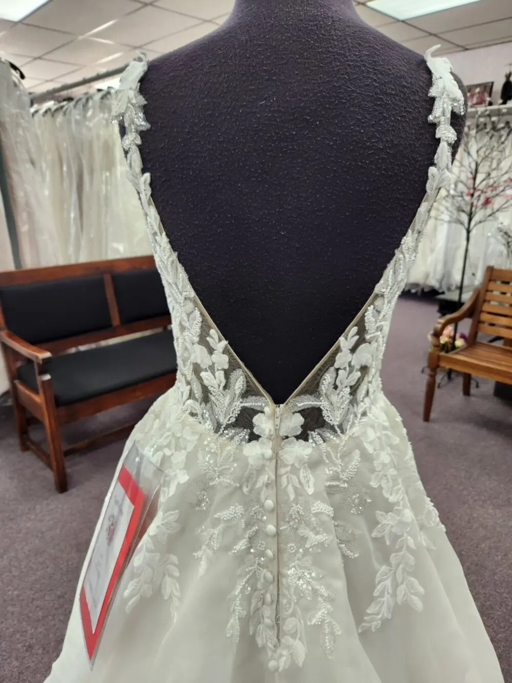 Lakshmigown A-Linien-Brautkleid aus Organza mit Spaghettiträgern, floraler Spitze und Perlenbesatz, tiefem V-Ausschnitt am Rücken und Schleppe, nach Maß anfertigbar – Detail 11