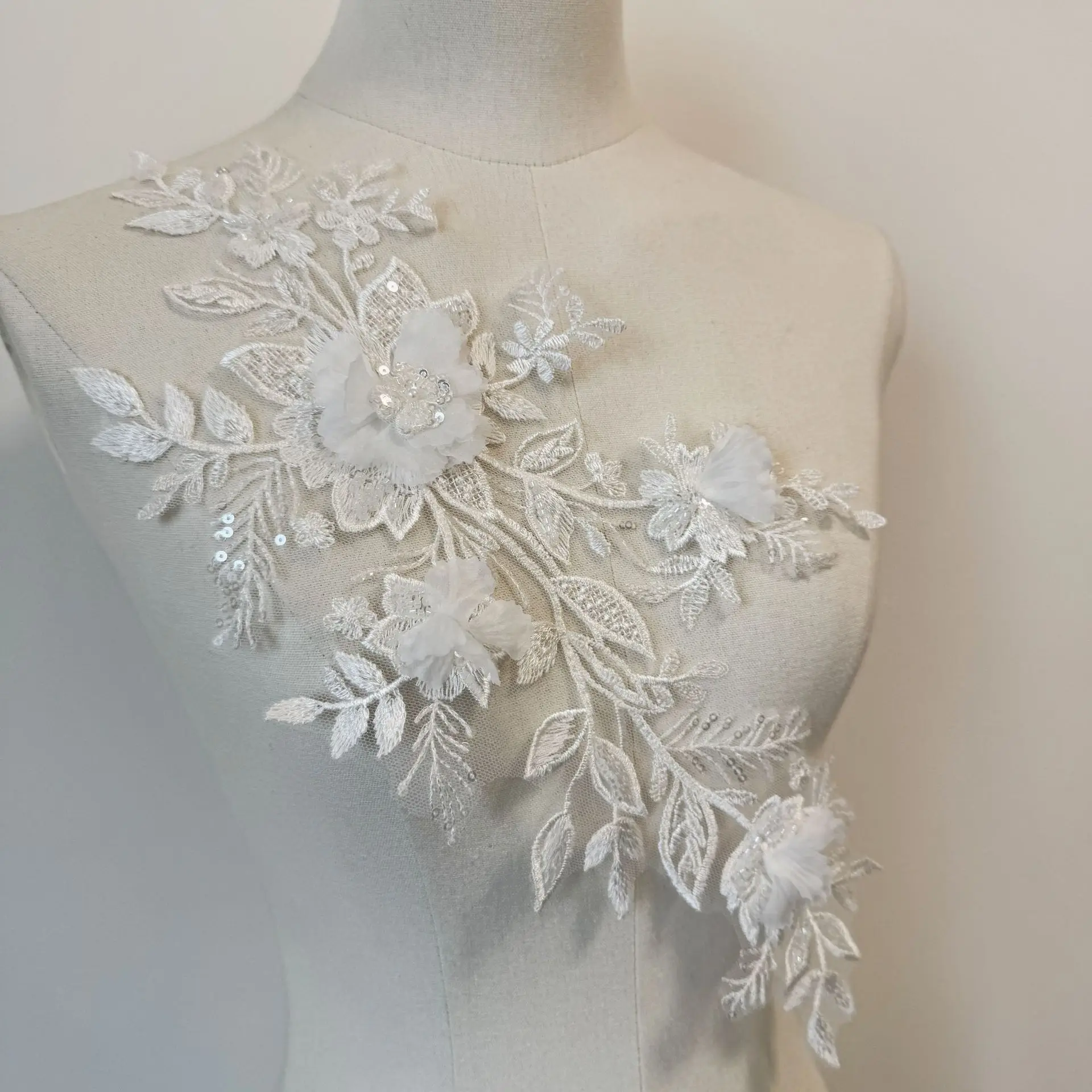 flores-tridimensionais-de-moda-folhas-bordadas-a-mao-adesivos-de-flores-em-renda-apliques-de-lantejoulas-feitos-a-mao-para-vestido-de-noiva