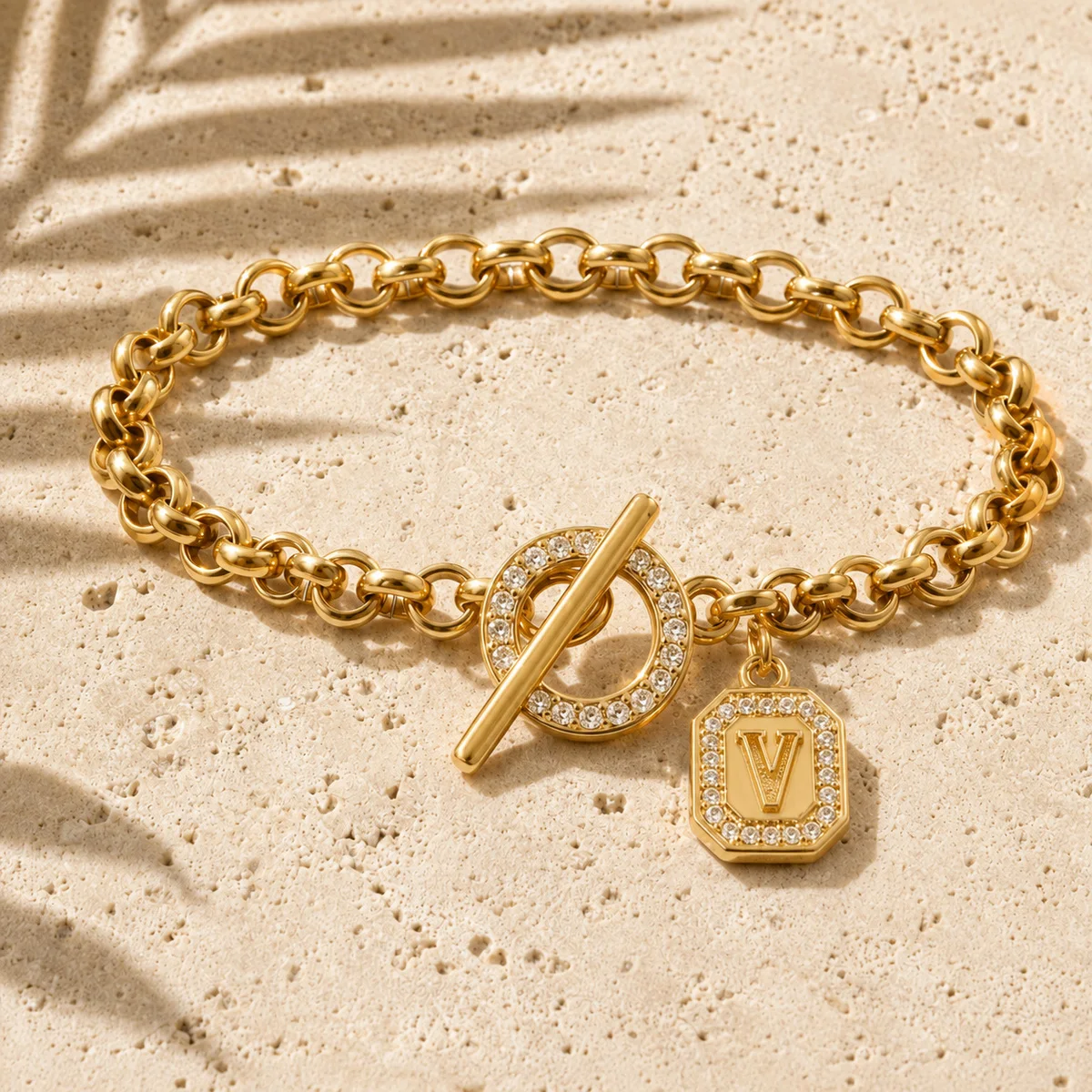 Vergoldete Personalisierte Initialen-Charm-Armbänder für Damen und Herren mit Kubischem Zirkonia und Knebelverschluss - Schmuckgeschenk für den Alltag – Detail 25