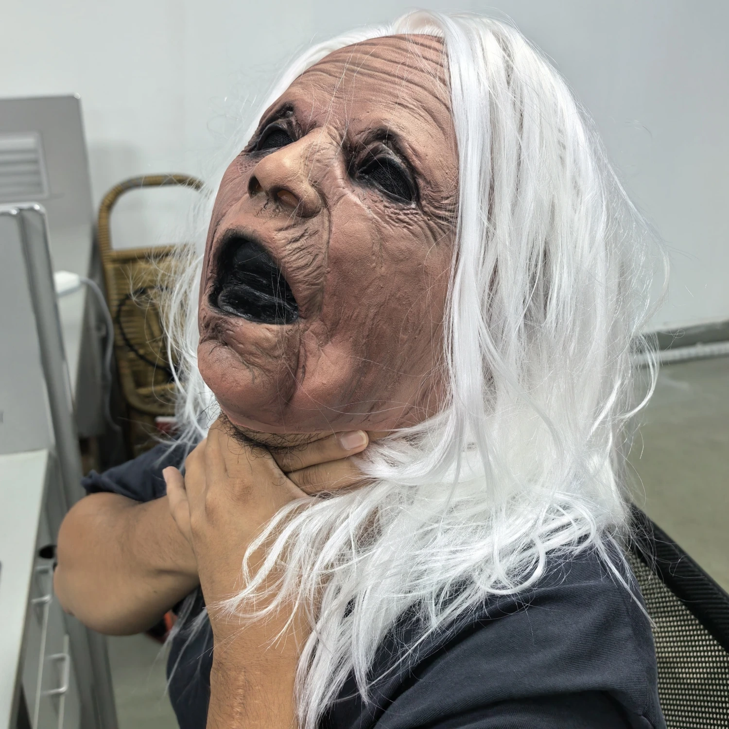 Masque de grand-mère hurlant en caoutchouc réaliste, tête complète, cheveux blancs, accessoire de fête pour vieille femme d'horreur