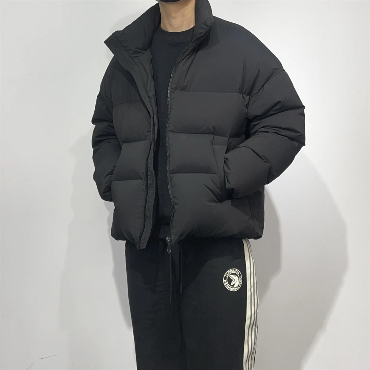 

Мужская утепленная куртка с высоким содержанием пуха, воротником-стойкой, свободного кроя, теплая, чисто черная, зимняя