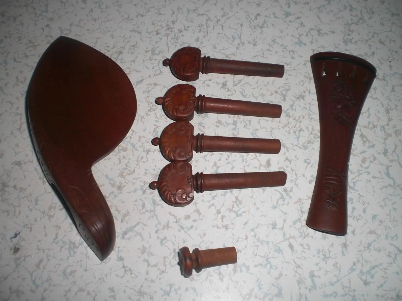 1 Set Quality Jujube Violin Fitting 4/4 Carved Tailpiece Pegs and Chin Rest