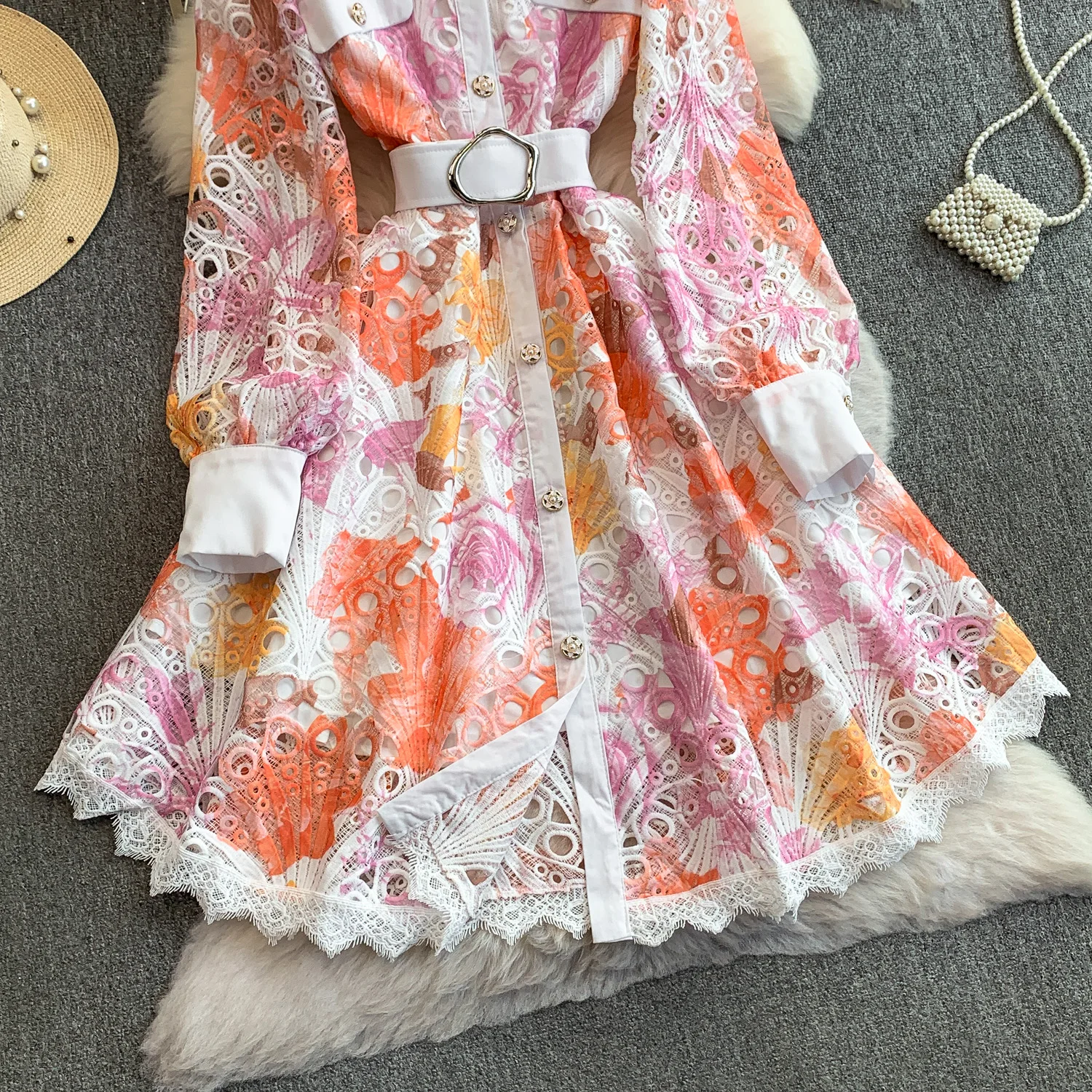 Clothland 女性ヴィンテージレースシャツドレス中空アウト長袖ベルト A ライン女性シックなミディドレス Vestido QE302