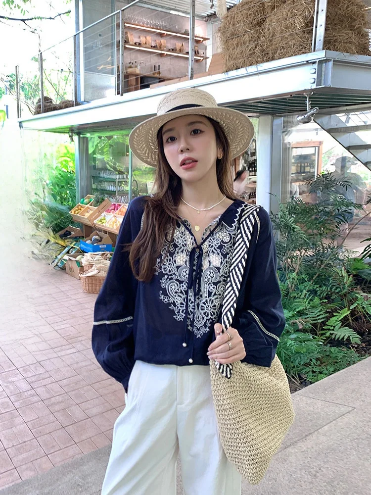 

Женская льняная шелковая блузка Весна 2026: Новинка, дизайн с рукавами-фонариками, воротник-лепесток, свободный крой, вышивка, длинный рукав, дышащая ткань