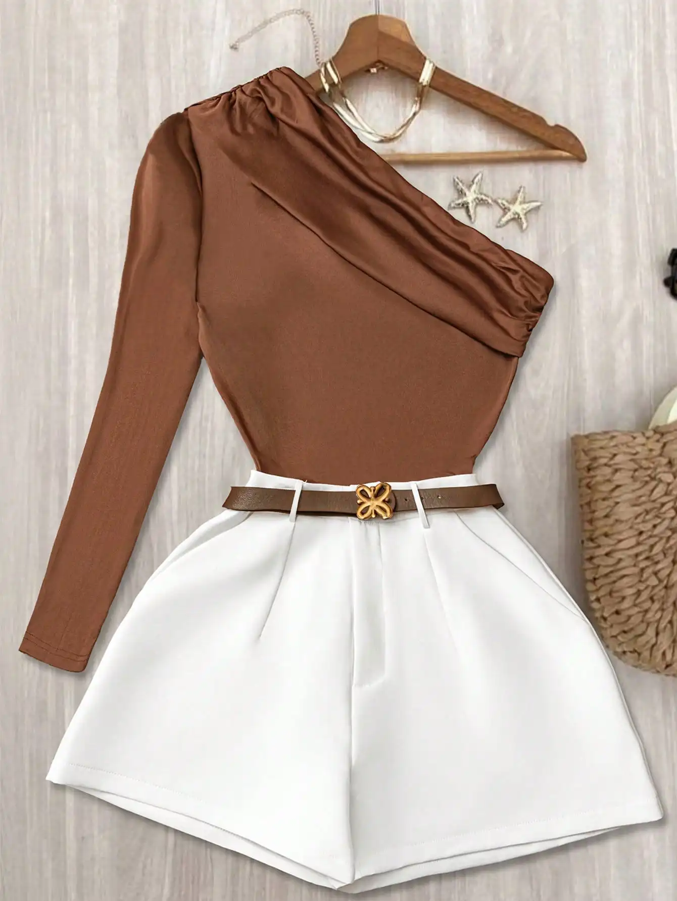 

Женский асимметричный топ на одно плечо и шорты с высокой талией, комплект из 2 предметов с поясом