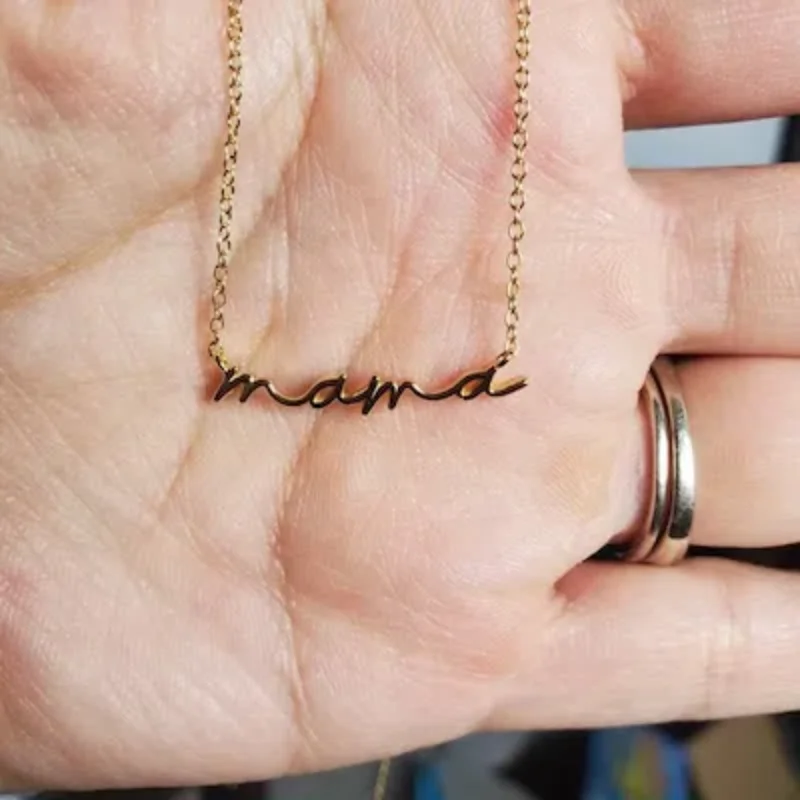 Prezent dla mamy Tiny Mama Naszyjnik z literą Minimalistyczne naszyjniki Złoty kolor Stal nierdzewna Dainty Matki Łańcuch Choker Biżuteria modowa