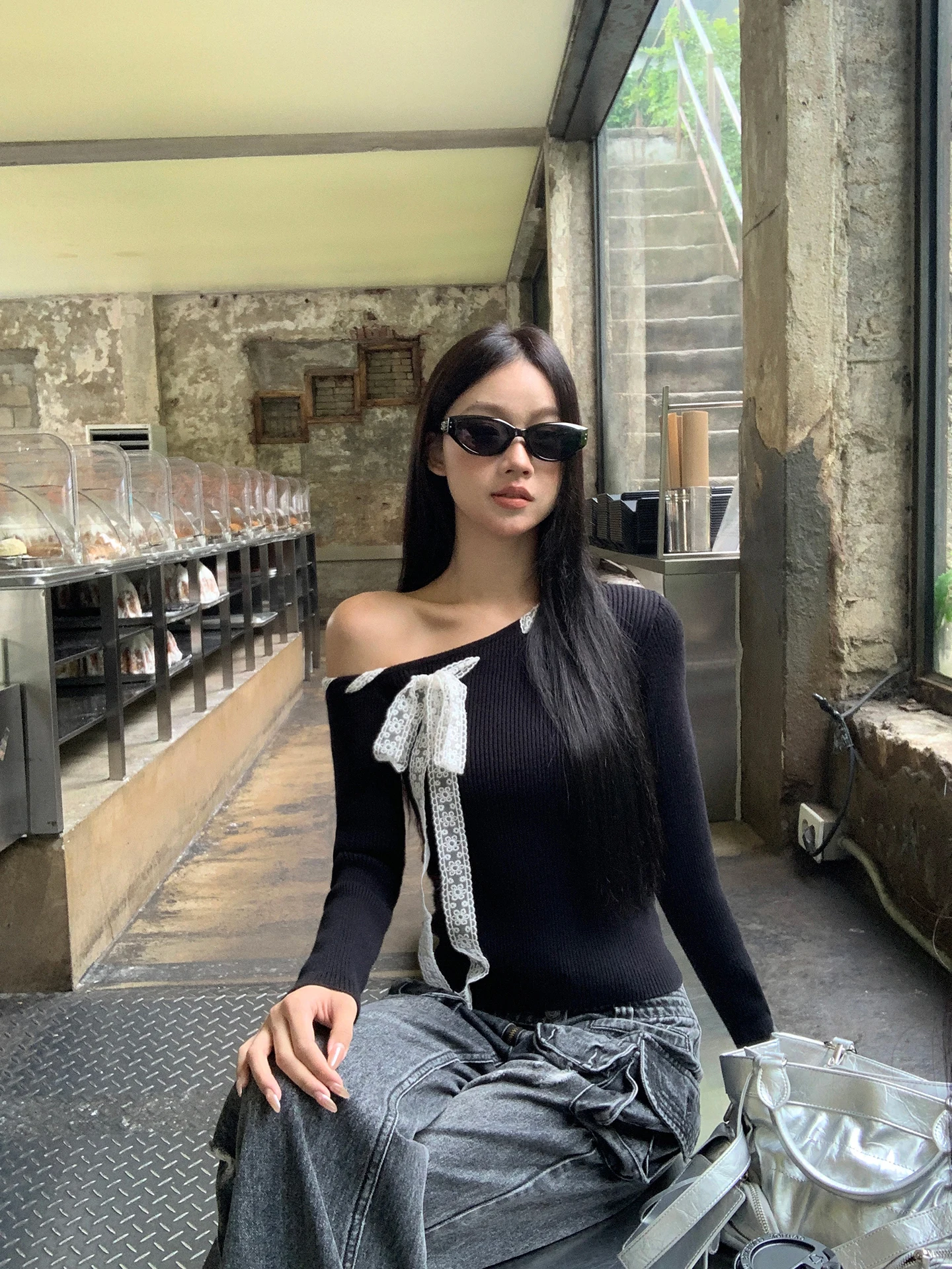 سترة قصيرة سوداء للنساء بأسلوب كسول وعصري، ذات إحساس راقي، تكشف الكتفين، محبوكة للارتداء الداخلي، مناسبة للعمل، تصميم مستقيم