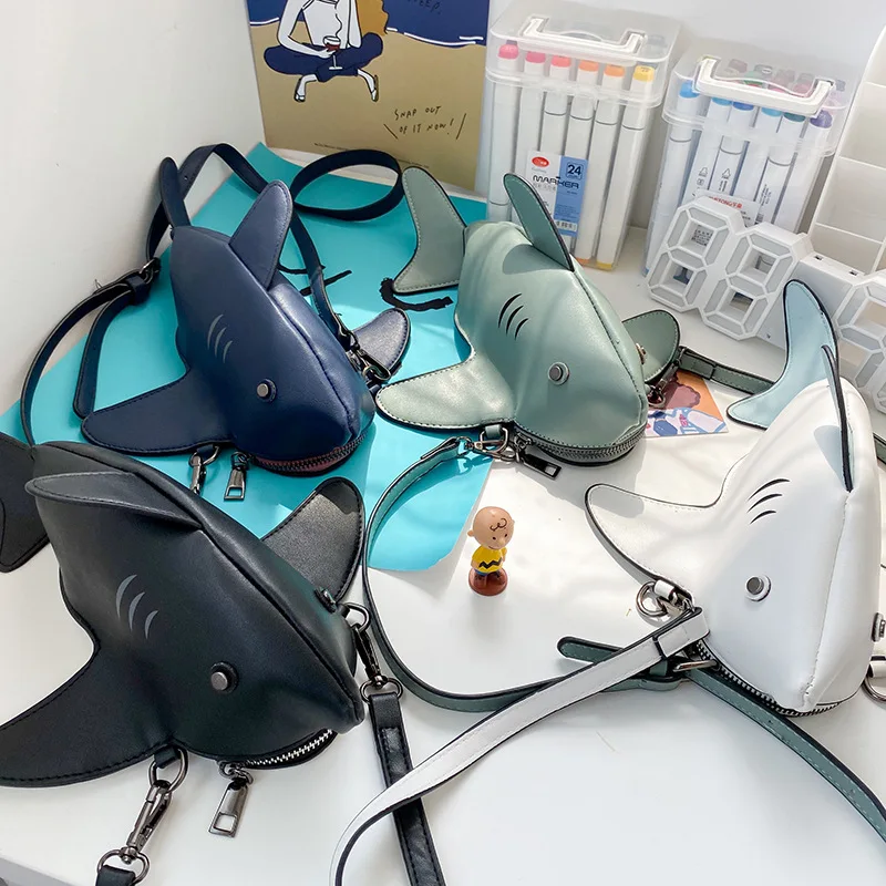 

Женская реалистичная 3D-сумка через плечо в виде акулы: креативный дизайн с изображением хищного и милого животного, мультяшная сумка с цветовыми блоками