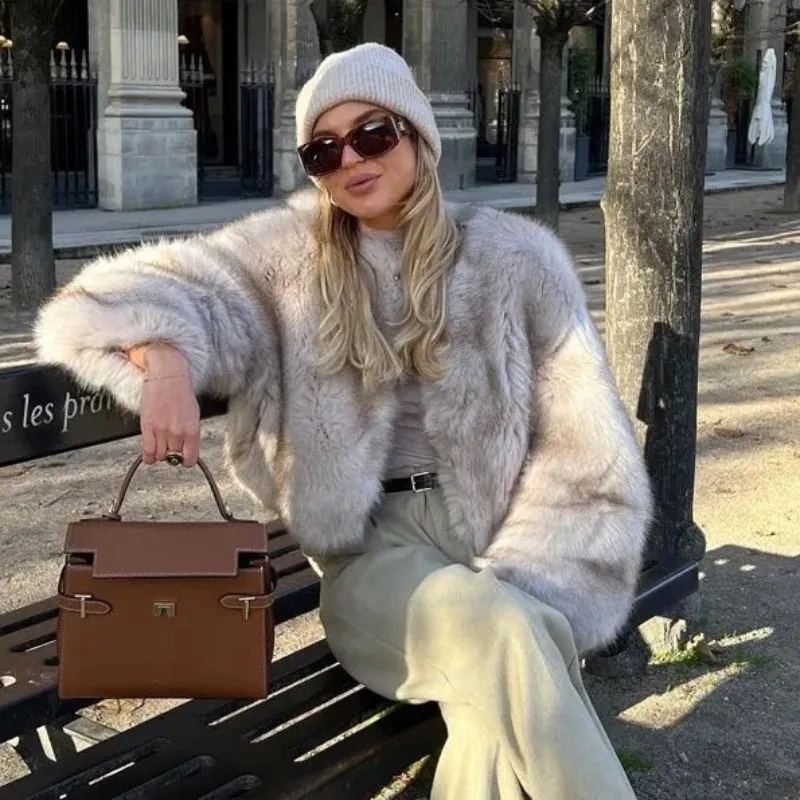 Iconic Street Fashion Week Luxury Brand Gardient Cropped Faux Fur Coat Women Winter 2023 Hot Cool Girls Fluffy Short Fur Jacket