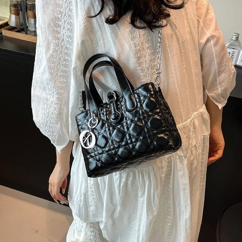 

Женская сумка через плечо с ретро-монограммой премиум-класса для роскошной привлекательности