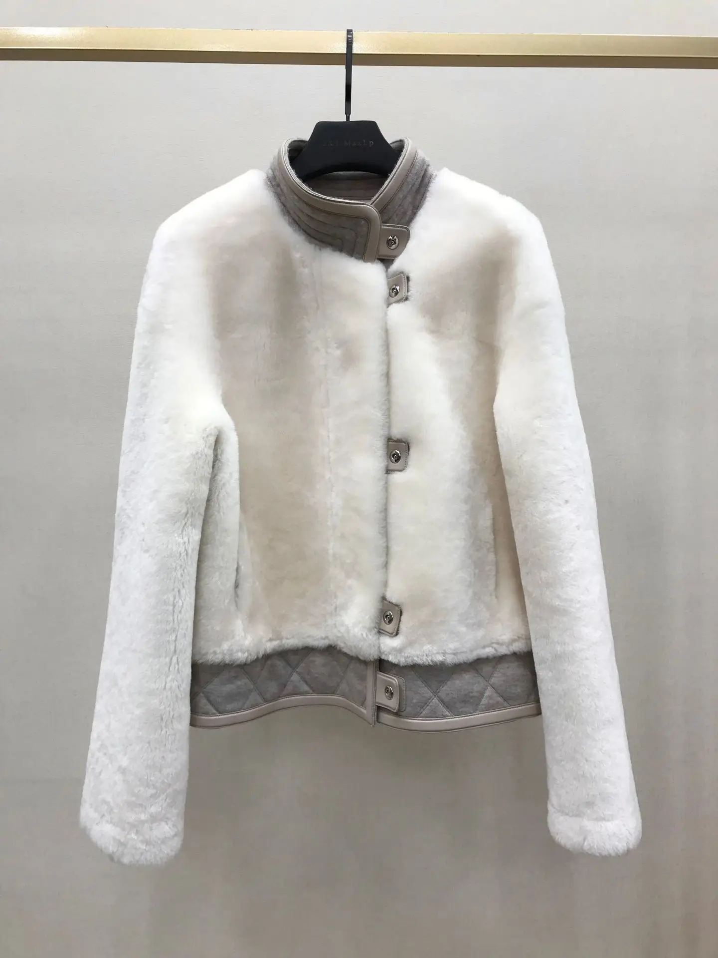 High Quality New Lambskin Sheepskin Coat Collar Lambskin Short Fur Coat