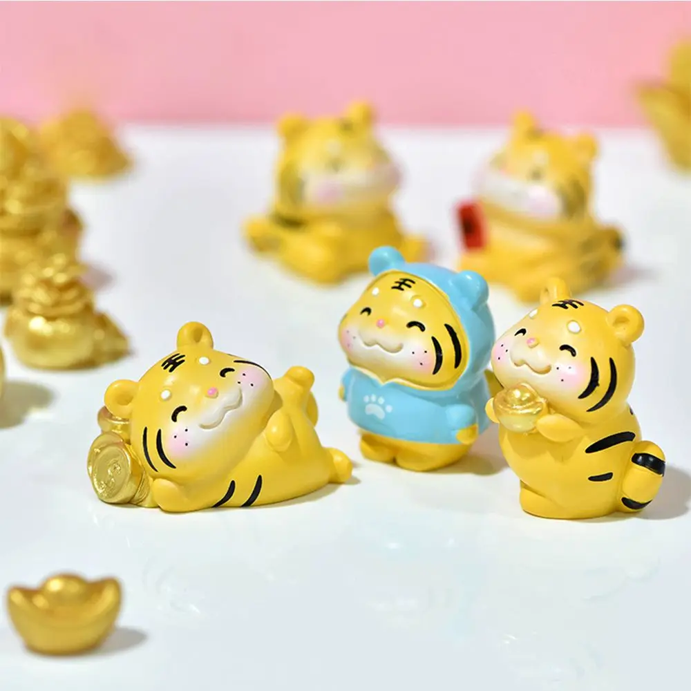 1pc Cute Tiger Miniature Resin Figurine Tiger Ornament Micro Landscaping Fairy Garden Office Table Decoration