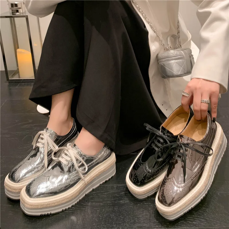 Scarpe piccole in pelle da donna intagliate Casual alla moda con punta tonda suola spessa colore metallico scarpe singole di qualità minimalista