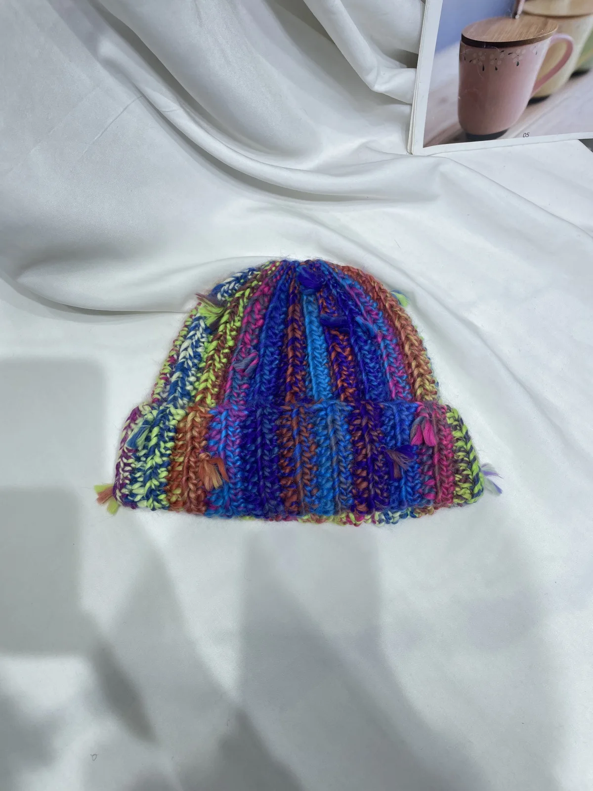 Nischenprodukt: Handgefertigte Gehäkelte Mütze mit Quasten in Mischfarben für Damen, Winterliche Outdoor-Wärmemütze mit Ohrenschutz, Skull-Beanie für Herren – Detail 8