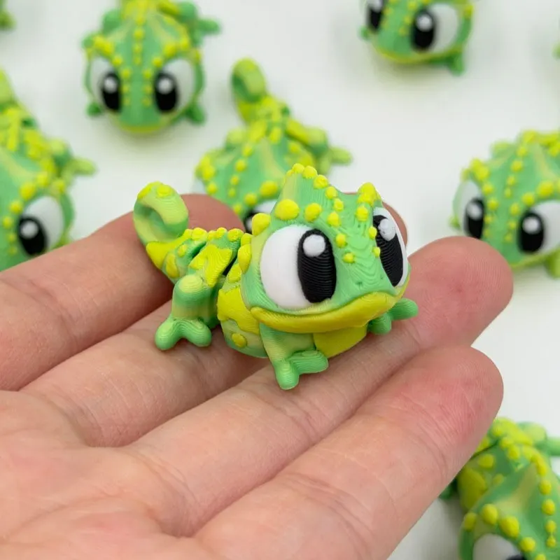 3D printed multi-color big-eyed chameleon with movable joints, gradient color small animal simulation flexible ornament