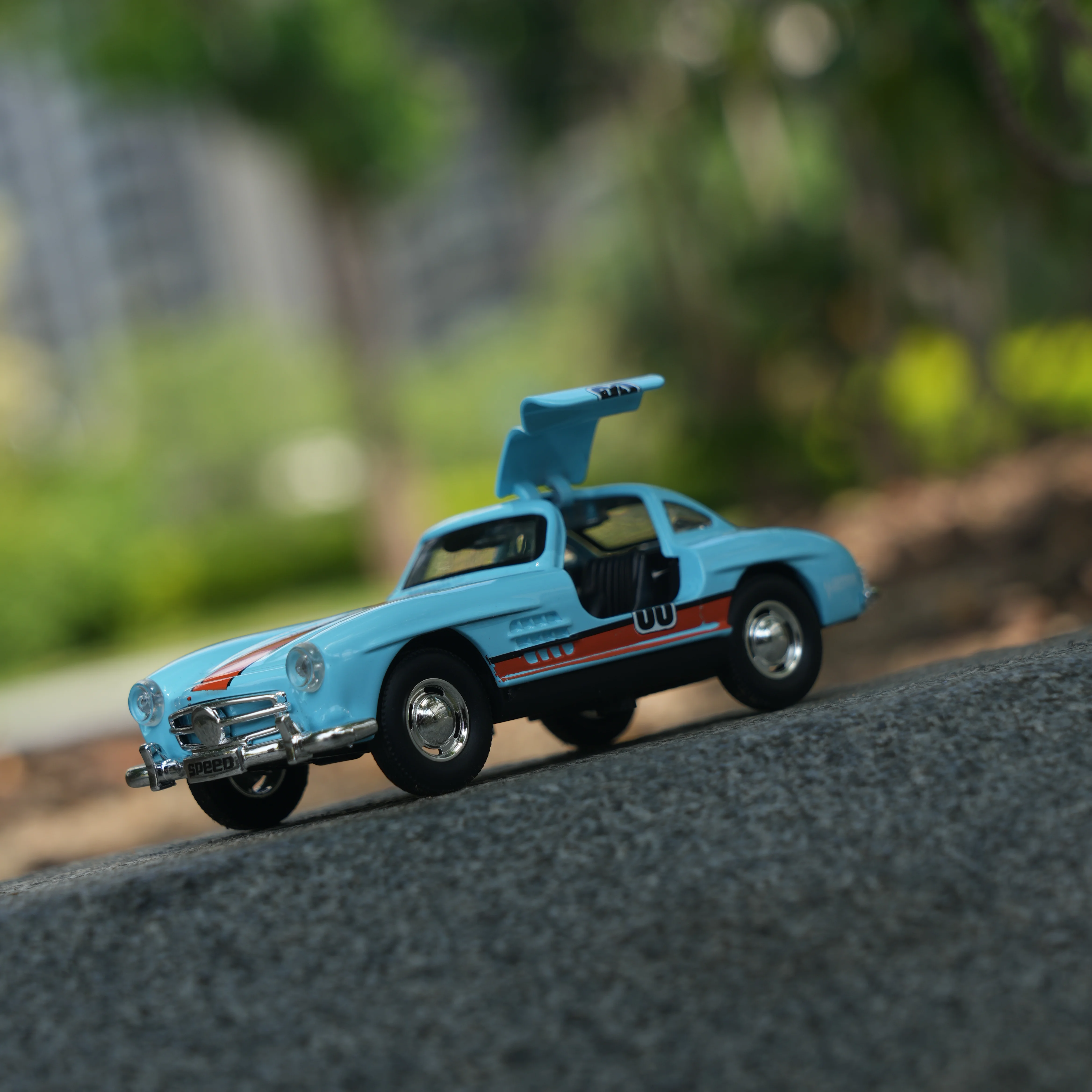 نموذج سيارة محاكاة بمقياس 1:36 مع أبواب مقصية قابلة للفتح - لعبة مجموعة نماذج سيارات السباق الرجعية من سبيكة التراجع