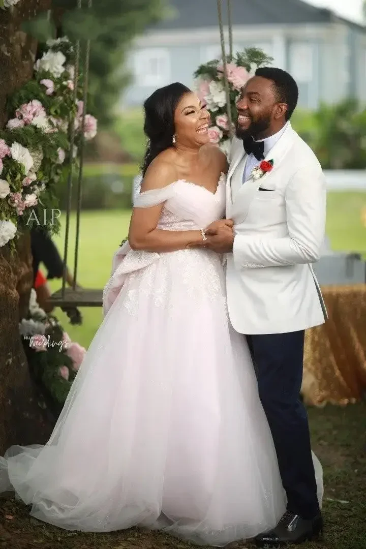 Maßgeschneiderte Schatz-Spitze-Applikationen A-Linie Brautkleid Sweep Zug aus der Schulter Garten Vestido De Noiva Brautkleider