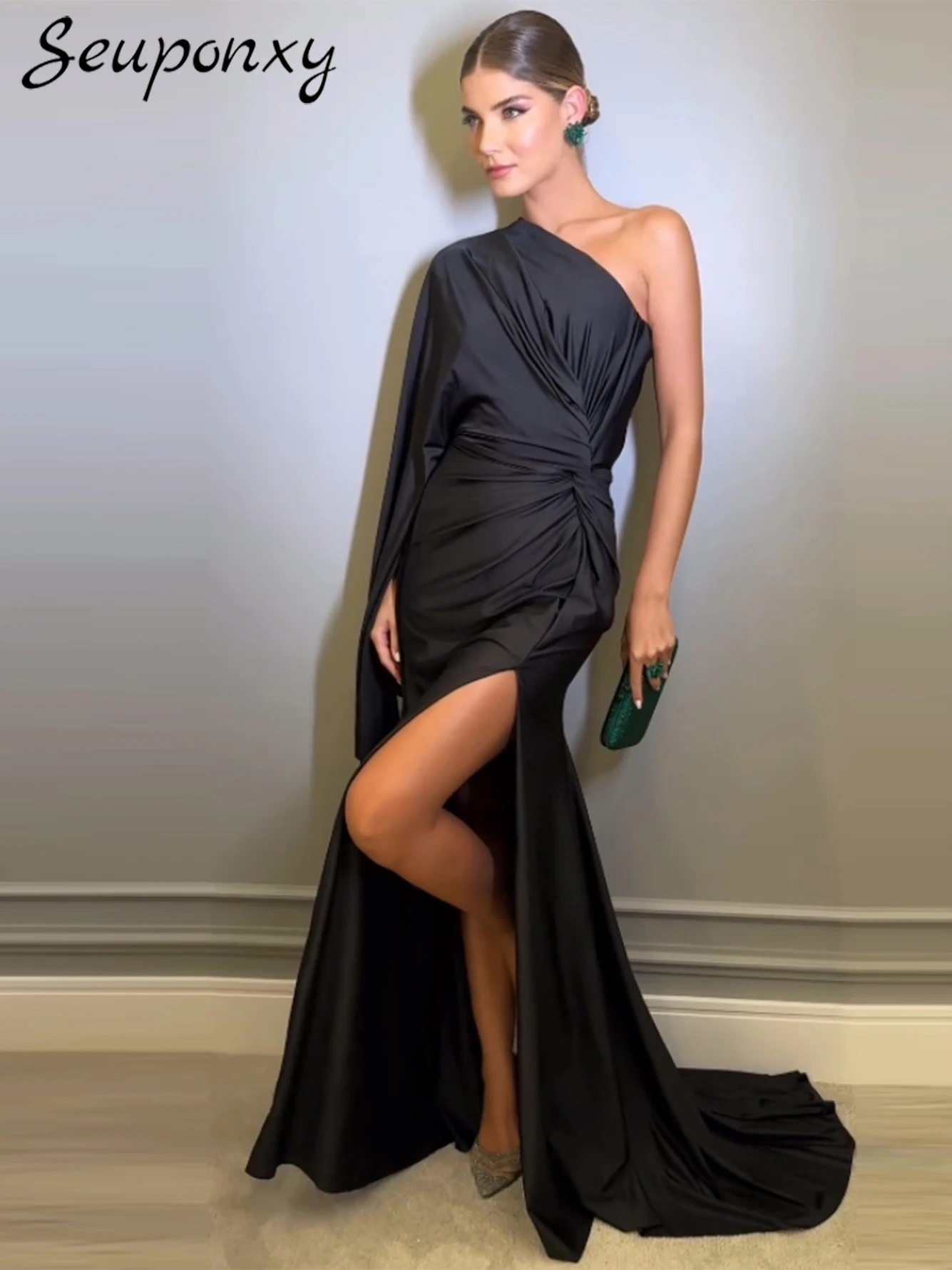 

High Quality 2024 New Women'S Sexy Single Shoulder Bat Sleeve Black Pleated High Slit Long Dress Elegant Evening Party Dress