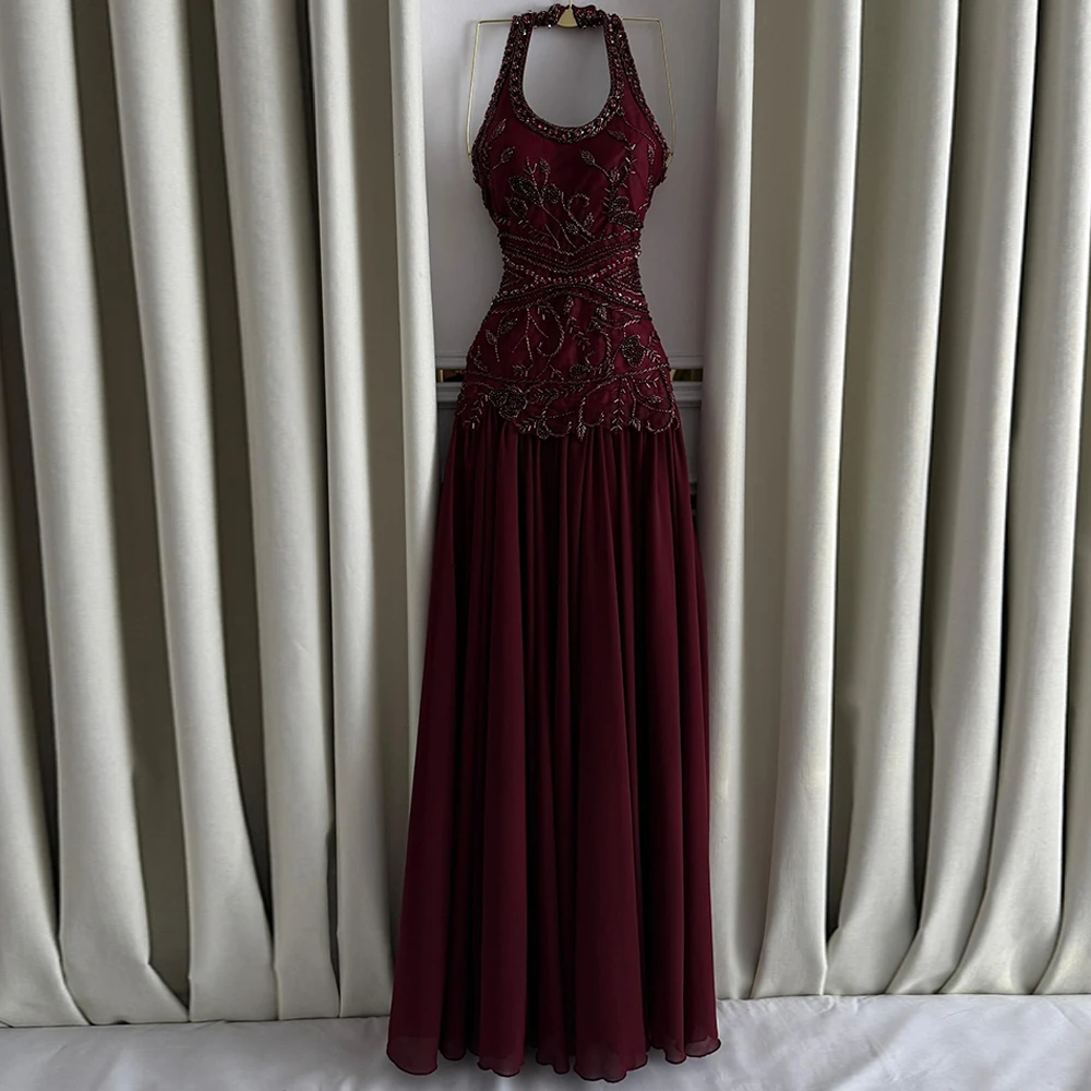 Burgunderrotes Chiffon-Abendkleid nach Maß, ärmelloses Neckholder-Kleid für den Abschlussball, mit Perlen verziert, Kristallbesatz, Reißverschluss hinten, Promi-Kleider