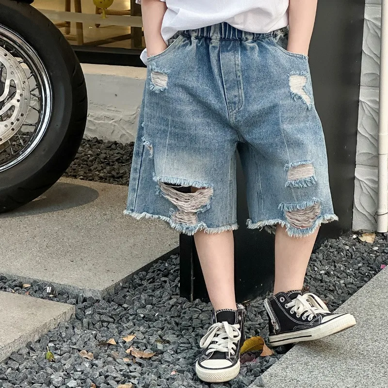 

Летние шорты для мальчиков, детская корейская версия, новинка 2025, модные рваные джинсы, детские летние брюки в стиле ретро, джинсовые брюки с пятью четвертью