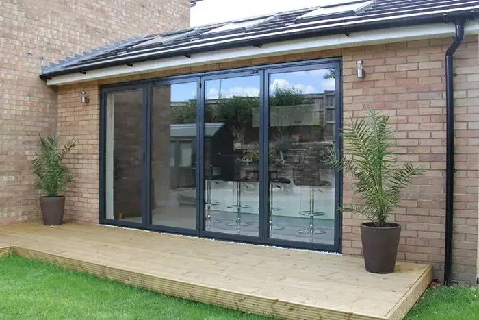 Porta pieghevole resistente Doppi vetri Porte moderne in alluminio per balcone domestico Porta bifold a risparmio energetico per la decorazione domestica