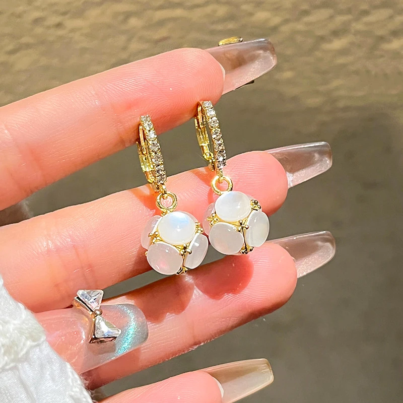 New Cat's Eye Hydrangea Pendant Gold Color Earrings for Women Fashion Trend Light Luxury Gentle Temperament Girls Jewelry Gift