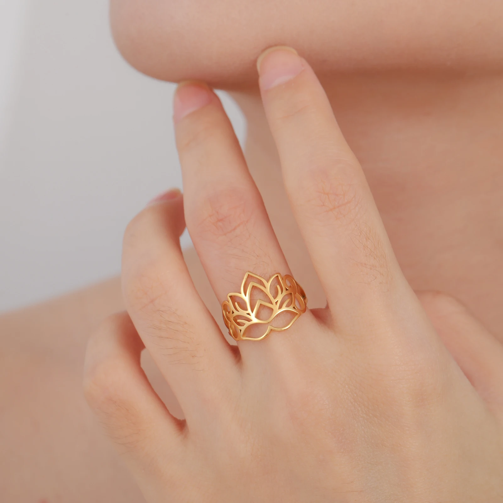 Teamer Buddhist Hollow Lotus Flower Women's Ring Stainless Steel Hindu Vintage Amulet Gold Color Ring Elegant Jewelry Gift