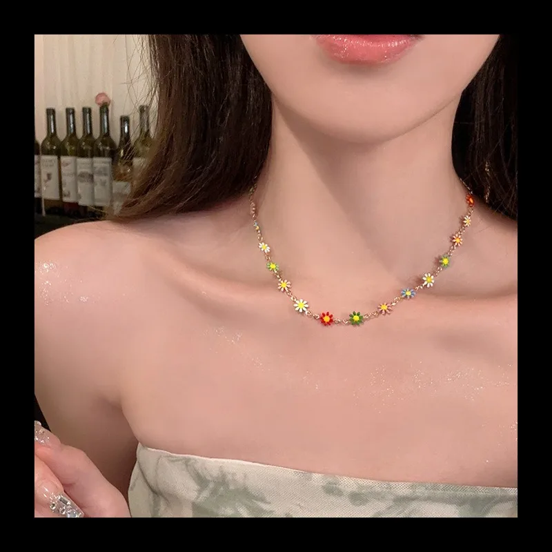 الإقحوانات الصغيرة الطازجة ~ قلادة الزهور الملونة للنساء الخفيفة الفاخرة تصميم المتخصصة سلسلة الترقوة قلادة فتاة الصيف