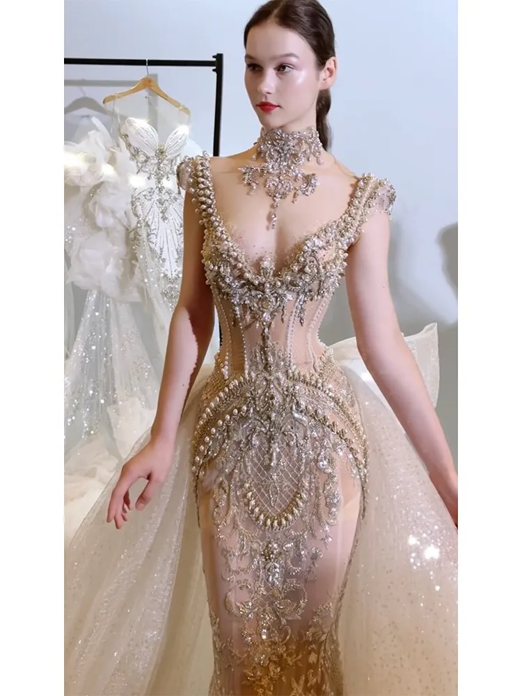 

The bride's wedding dress features a new fishtail main yarn with heavy industry style and rich