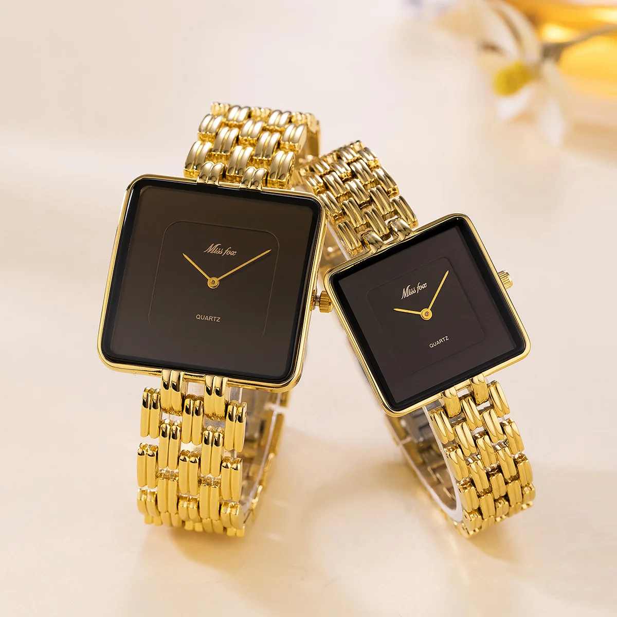 Reloj de tendencia caliente con esfera grande simple, cuarzo cuadrado dorado negro para mujeres y hombres, correa de acero, resistente al agua para mujeres y reloj