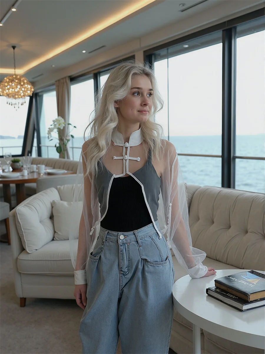 Damska koszula z długim rękawem, czarna, z koralikami, perłami, koronkowym kołnierzykiem, ozdobiona kokardą, słodka, urocza, prosta, podstawowa, miękka, kobieca, elegancka, ładna.